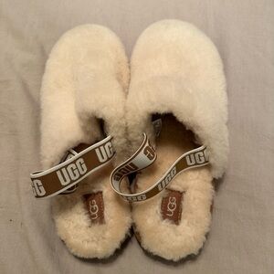 UGG Fluff Yeah Cream  Kids Slide Slippers / fits woman’s size 7.5-8 like new